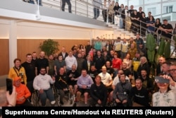 Принц Гаррі з пацієнтами центру Superhumans у Львові, Україна, 10 квітня 2025 року