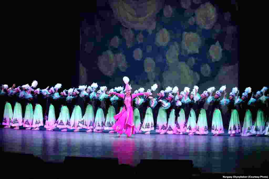 Каныкей курбулары менен бакчасында.