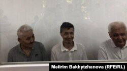 Жанат Казакбай, Айдар Мубараков и Фазылжан Сыдыков за стеклянным ограждением в зале суда. Алматы, 26 августа 2025 года