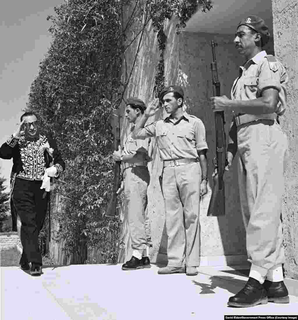 Іранський дипломат Реза Саффінія вітається з ізраїльськими солдатами на вході до резиденції першого президента Ізраїлю Хаїма Вейцмана поблизу Тель-Авіва в 1950 році.Тоді Іран розірвав відносини зі своїми арабськими сусідами, таким чином неофіційно визнавши молоду єврейську державу