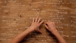 Emra të gdhendur në dru: Memorializohet kujtimi për të pagjeturit nga lufta në Kosovë