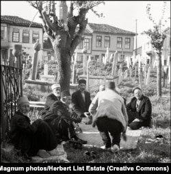 Люди на кримськотатарському кладовищі. Крим, 1943 рік