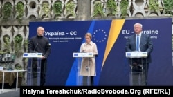 Верховна представниця ЄС із закордонних справ і політики безпеки Кая Каллас, прем'єр-міністр України Денис Шмигаль і міністр закордонних справ України Андрій Сибіга під час зустрічі для створення спецтрибуналу щодо злочинів Росії. Львів, 9 травня 2025 року