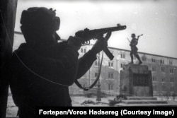 Советский солдат у памятника венгерским военным