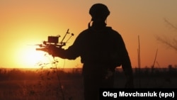 Украинский военнослужащий с дроном FPV вблизи линии фронта в Запорожской области, 25 сентября 2025 года (иллюстративное фото)