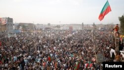 تحریک انصاف د صوابۍ په ګډون د هېواد په نورو برخو کې د عمران خان د خلاصون لپاره یوشمېر ولسي غونډې کړې دي. انځور له ارشیفه