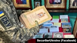 Фото СБУ, яка 23 листопада 2022 року повідомила, що під час перевірок приміщень УПЦ (МП) виявила, зокрема, проросійську літературу для навчання у семінарії та приходських школах, «у тому числі для пропаганди «русского мира»