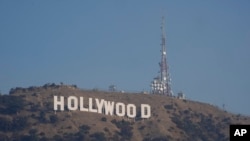 صنعت فیلم‌سازی در ایالات متحده با «هالیوود» تعریف می‌شود