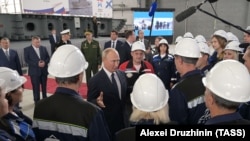 Президент Росії Володимир Путін на церемонії закладки бойових кораблів для Військово-морського флоту Росії на суднобудівному заводі «Залив». Анексована РФ Керч, 20 липня 2020 року