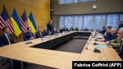 Делегации Украины и США во время переговоров в здании миссии США в Женеве, 23 ноября 2025 года