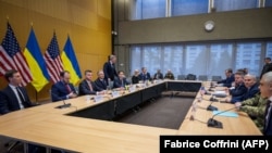 Госсекретарь США Марко Рубио, спецпосланник США Стив Уиткофф, министр армии США Дэниел Дрисколл и зять президента США Дональда Трампа Джаред Кушнер встречаются с украинской делегацией для обсуждения плана США по прекращению войны в Украине. Женева, 23 ноября 2025 года