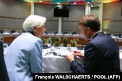 Президентка ЄЦБ Крістін Лагард розмовляє з президентом Франції Емманюелем Макроном на полях засідання Європейської ради в Брюсселі, 23 жовтня 2025 року