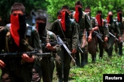 Бойцов ELN в Колумбии можно отличить от других партизан по красно-черной символике