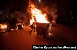 Au existat și incidente în timpul protestelor de luni din Bulgaria. Mai multe persoane au fost reținute.