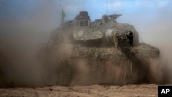 Ресей соғыс алаңында екі "Леопард" танкісін жойғанын. Германияда шығарылған бұл танкілер Украинаға көмек ретінде берілген. Архивтегі сурет.