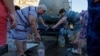 Місцеві жителі набирають воду з автоцистерни, Донецьк, 21 серпня 2025 року