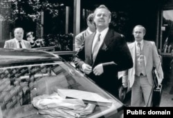 Мер Санкт-Петербурга Анатолій Собчак (на передньому плані) і його помічник Володимир Путін (праворуч), червень 1991 року