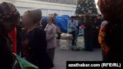 Продажа бананов на ашхабадском рынке 