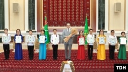 Öňünden ýörite taýýarlanan we ýurduň sebitlerinden getirilen çagalar her ýyl prezidente bugdaý planynyň doldurylandygyny buşlaýar.