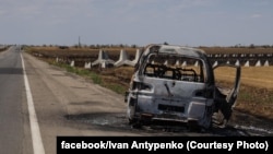 Спалений російськими дронами автомобіль на трасі Херсон-Миколаїв, липень 2025 року