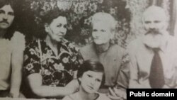 Зліва направо: Василь Січко, Стефанія Січко (Петраш), Оксана Мешко, Петро Січко, попереду – Оксана Січко. Архівне фото