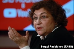 Фото від 15 січня 2018 року. Головний редактор журналу The New Times Євгенія Альбац під час виступу кандидата на пост президента РФ від партії «Громадянська ініціатива» Ксенії Собчак у прямому ефірі на радіостанції «Эхо Москвы»