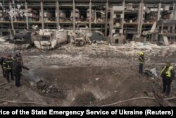 Вирва після російського удару по логістичному центру супермаркету Novus. Унаслідок атаки загинули четверо водіїв постачальників супермаркету, які прибули для вивантаження товарів. Ще п’ятеро отримали поранення