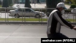 Власти рассматривают вопрос о строгом ограничении не только передвижения людей, но и их выхода на улицу.