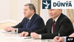 Russiýanyň prezidenti Wladimir Putin (sagda) we onuň kömekçisi Ýuriý Uşakow 2-nji dekabrda Kremlde ABŞ-nyň wekiliýet topary bilen duşuşýar.