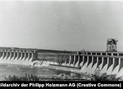 Відновлювальні роботи на греблі ДніпроГЕСу. Середина 1942 року