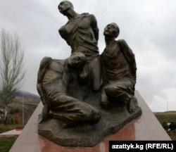 “Ата Бейит” эскерүү жайындагы сталиндик жазалоолордун курмандыктарына арналган айкел. Чоң-Таш айылынын түштүгүндөгү дөңсөө. Аламүдүн району, Чүй облусу, Кыргызстан.
