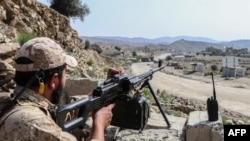 په افغانستان کې یو طالب سرتېری غلام خان بندر ته نږدې په یوه پوسته کې پیره ورکوي - د اکتوبر ۲۰مې انځور