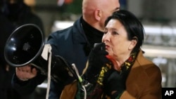 პრეზიდენტმა ბრიფინგზე განაცხადა, რომ 22 დეკემბერს, 21:00 საათზე, რუსთაველის გამზირზე მომიტინგეებს მიმართავს. 