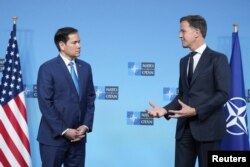 Генеральный секретарь НАТО Марк Рютте (справа) во время встречи с государственным секретарем США Марко Рубио в штаб-квартире НАТО в Брюсселе, Бельгия, 3 апреля 2025 года