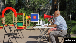 В подмосковном Пушкино зазывают через мегафон проголосовать прямо во дворе дома, 25 июня 2020 года
