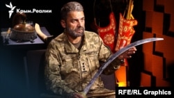 Полковник ЗСУ Тимур Баротов та його колекція кримськотатарської зброї. Колаж