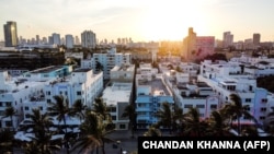 Маямі, з його майже 500-тисячним населенням, є частиною округу Маямі-Дейд, в якому на президентських виборах 2024 року Дональд Трамп зі значною перевагою здобув перемогу над Камалою Гарріс