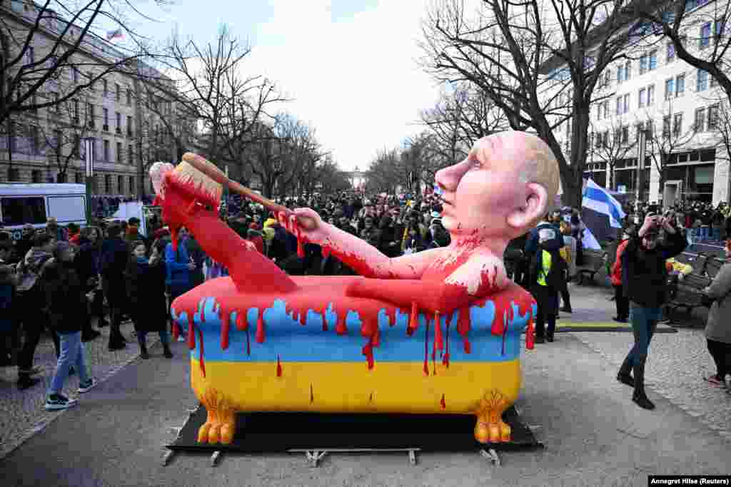 Скульптура із Путіним, який купається в «українській крові», біля російського посольства у столиці Німеччини Берліні. Березень 2024 року