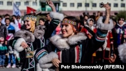 Женщины в традиционных костюмах выступают во время празднования в преддверии Международного дня коренных народов мира в Дудинке, 6 августа 2016 года. Иллюстративное фото