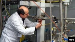 An IAEA inspector checks the enrichment process inside the uranium Natanz enrichment plant in Iran in 2014.