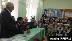 Мәктәпкә килгән түрәләр укучыларны яңа уку елы белән котлый