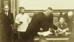 Солдон оңго: Йоахим фон Риббентроп, Иосиф Сталин, Фридрих Вильгельм Гаусс, Густав Хильгер, элчи Фридрих фон дер Шуленбург. Москва, Кремль, 23-август, 1939-ж.