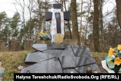 Зруйнована у 2015 р. надмогильна плита на горі Монастир (Польща)