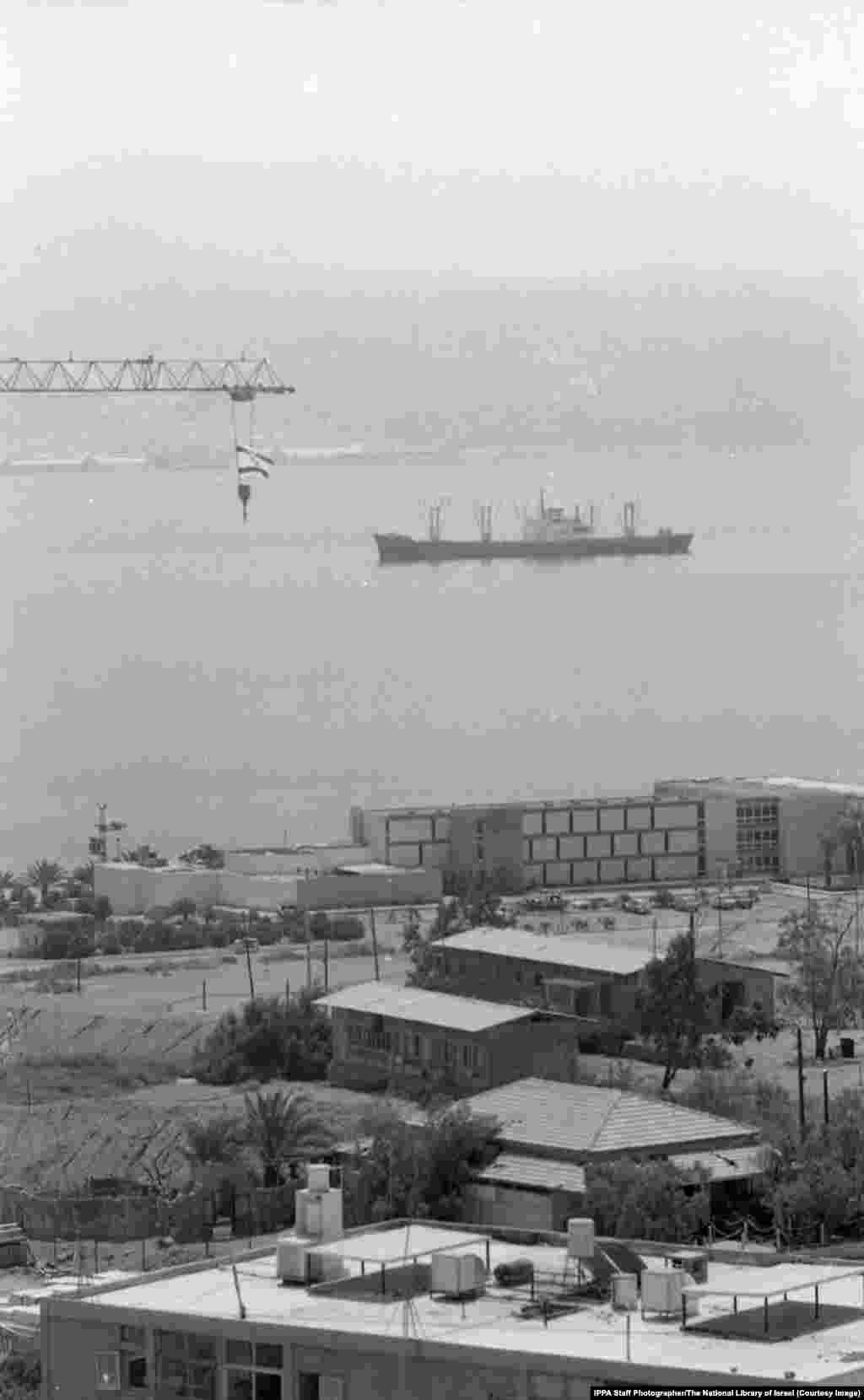 Іранський паливний танкер прибуває до ізраїльського порту в 1975 році.Через Шестиденну війну 1967 року арабські країни були ворожо налаштовані проти Ізраїлю та його союзників, і це спричинило міжнародну нафтову кризу. В той час саме іранська нафта стала рятівною для Ізраїлю