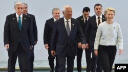 Участники саммита Европейский союз — Центральная Азия. Слева — президент Казахстана Касым-Жомарт Токаев, слева — председатель Еврокомисси Урсула фон дер Ляйен. Самарканд, 4 апреля 2025 года