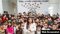 Нигора Назарӣ бо шогирдонаш дар маркази "Ориёно". Акс аз UNHCR