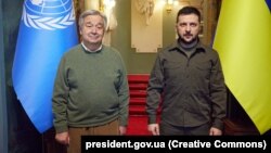 Це третій візит генерального секретаря Антоніу Ґутерріша до Києва після початку повномасштабного вторгнення 24 лютого 2022 року (на фото: перший візит Ґутерріша, 28 квітня 2022 року)