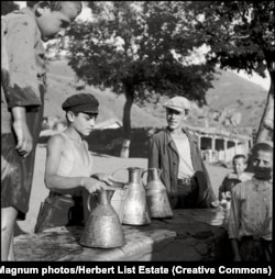 Цей хлопчик потрапляє на фото кілька разів