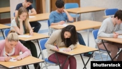 Студенты во время экзамена. Иллюстративное фото.