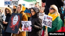 Литва. Під час акції з вимогою до Росії припинити війну проти України. Вільнюс, 2 березня 2022 року